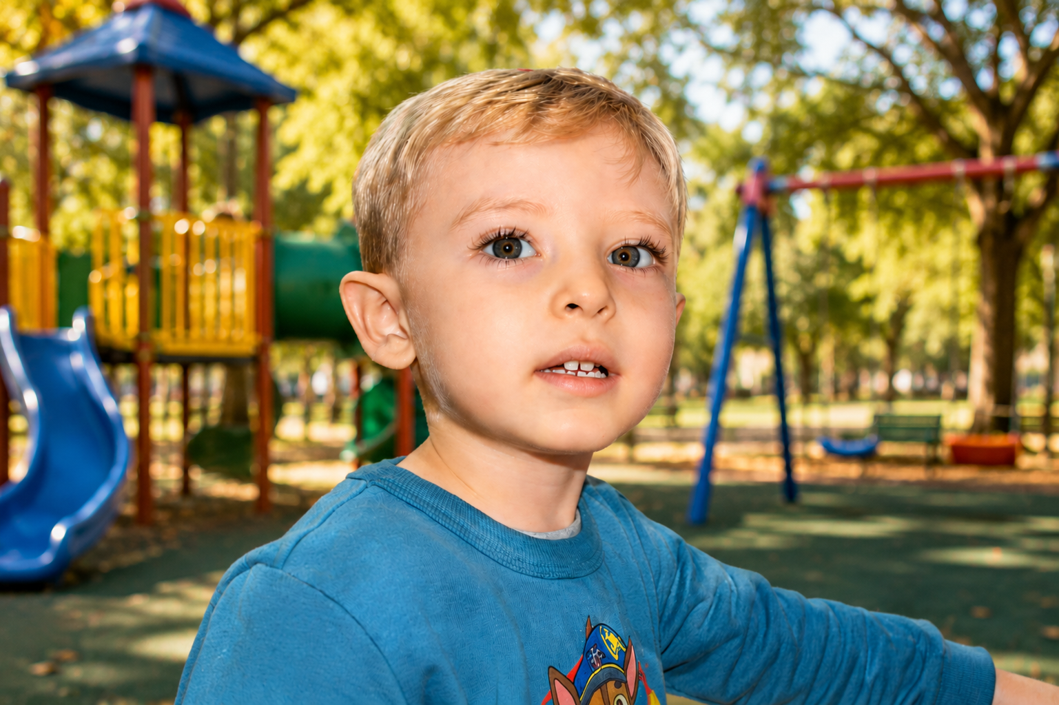 Ian no parque, com olhar curioso, em um momento de descoberta ao ar livre